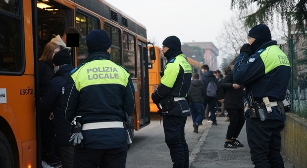 Treviso. Bus degli studenti passati al setaccio: ragazzi senza abbonamento e droga abbandonata