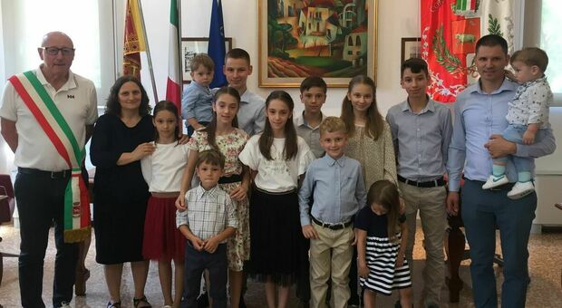 Famiglia romena con dodici figli, il sindaco concede la cittadinanza: «Italiani, se lo meritano»