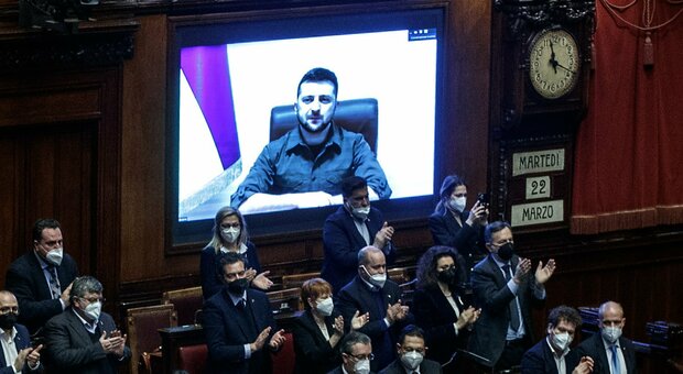 Zelensky a Montecitorio, ma i forfait agitano la Camera. Salvini assolve gli assenti: «Giudico chi c'era»