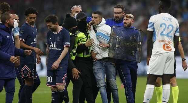 A Marsiglia è successo di tutto: Neymar protetto dagli scudi e Messi fermato da un tifoso