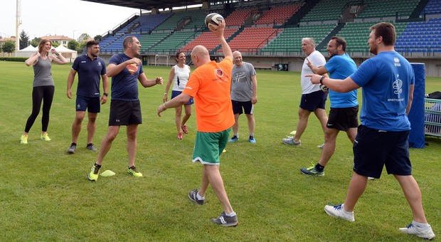 La giunta comunale sul campo del Benetton Rugby durante l'allenamento di ieri