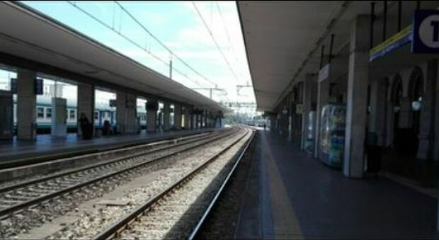 Modena, «Sto venendo ad ucciderti»: 15enne sente un uomo parlare al telefono in treno e lo fa arrestare