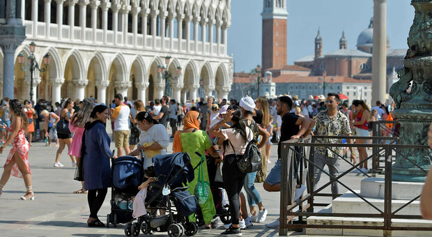 Turisti a Venezia. Dal prossimo anni si paga per entrare se non si pernotta in città