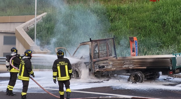 I vigili del fuoco spengono le fiamme sul furgoncino lungo la Pedemontana all'altezza di Riese Pio X