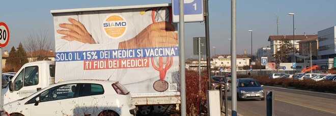 La vela dei no vax parcheggiata davanti la sede dellâ€™Ordine dei Medici