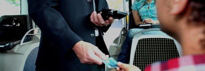 Controllore dei treni estorce denaro  agli immigrati senza biglietto:  le vittime pagano e poi denunciano