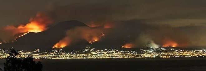 Incendi sul Vesuvio: animali vivi usati per estendere le fiamme. Il rogo che sfregia il Vesuvio: «Dietro c'è la criminalità» /Video /Foto